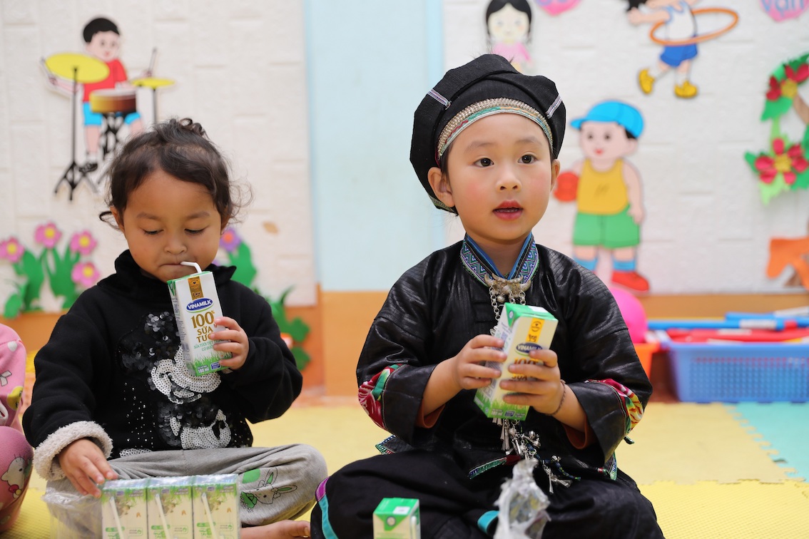 Vinamilk[-]và[-]Quỹ[-]sữa[-]vươn[-]cao[-]Việt[-]Nam[-]tặng[-]94.000[-]ly[-]sữa[-]cho[-]trẻ[-]em[-]Hà[-]Giang